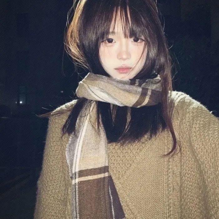 戴流苏耳环的少女
